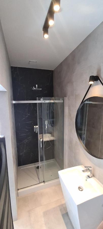 Apartsuites I Sorau Żary Buitenkant foto A shower enclosure