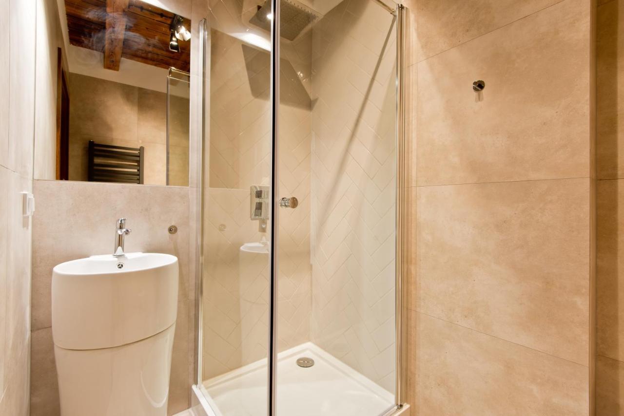 Apartsuites I Sorau Żary Buitenkant foto A shower cubicle