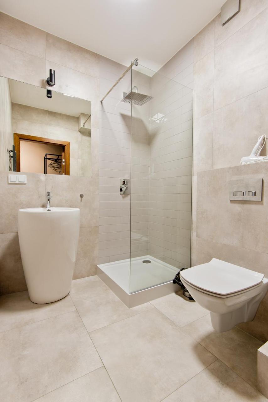 Apartsuites I Sorau Żary Buitenkant foto A shower cubicle