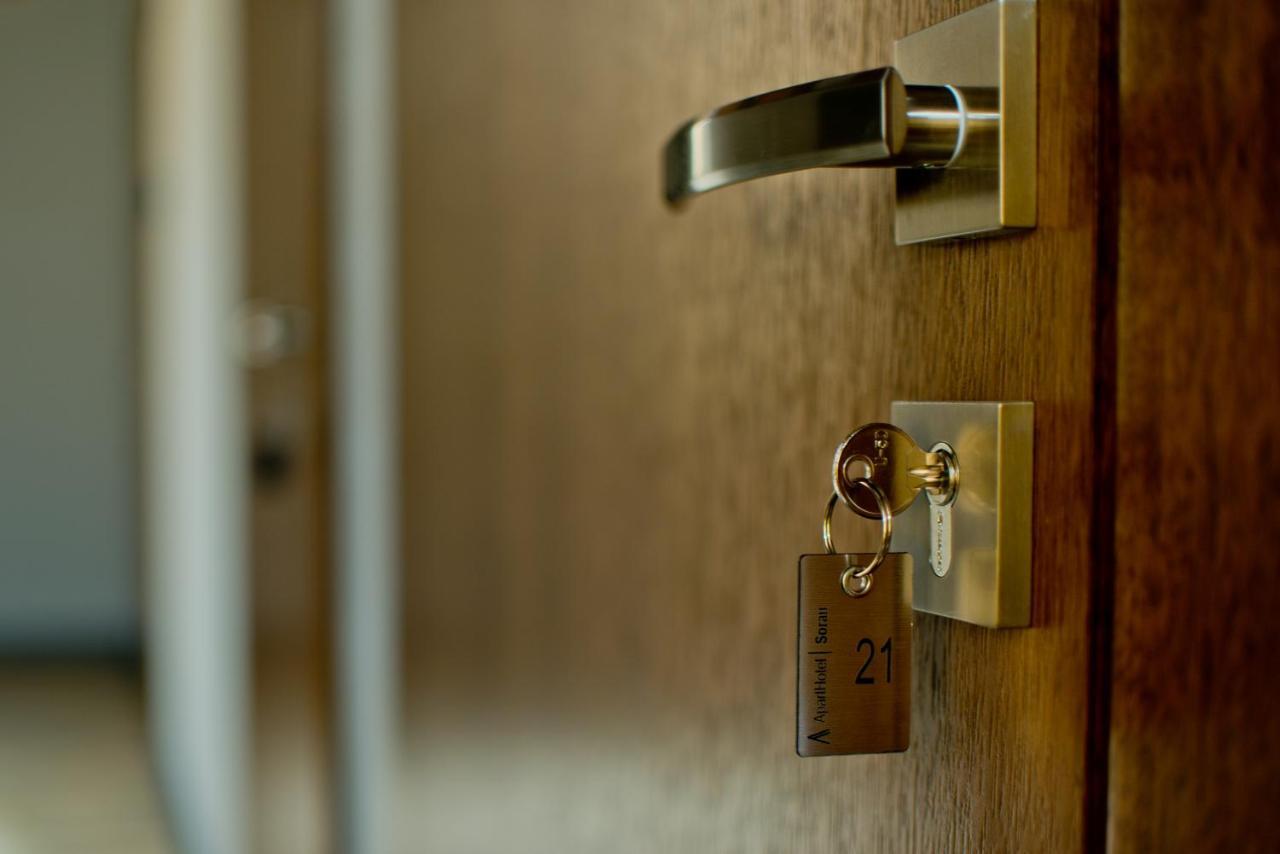 Apartsuites I Sorau Żary Buitenkant foto A door with a key in the lock