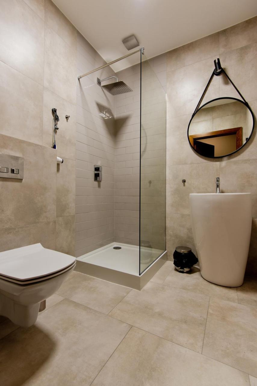 Apartsuites I Sorau Żary Buitenkant foto A shower cubicle