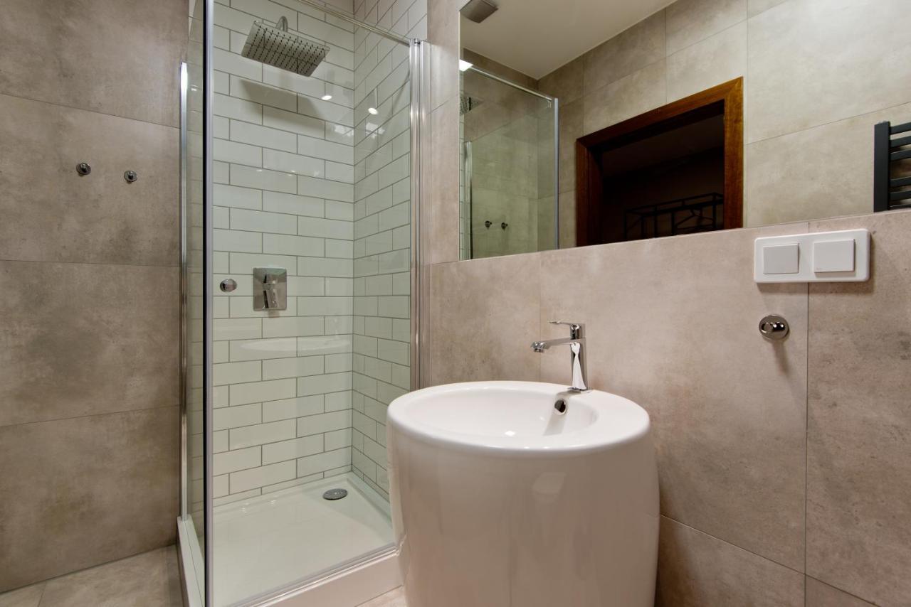 Apartsuites I Sorau Żary Buitenkant foto A shower cubicle