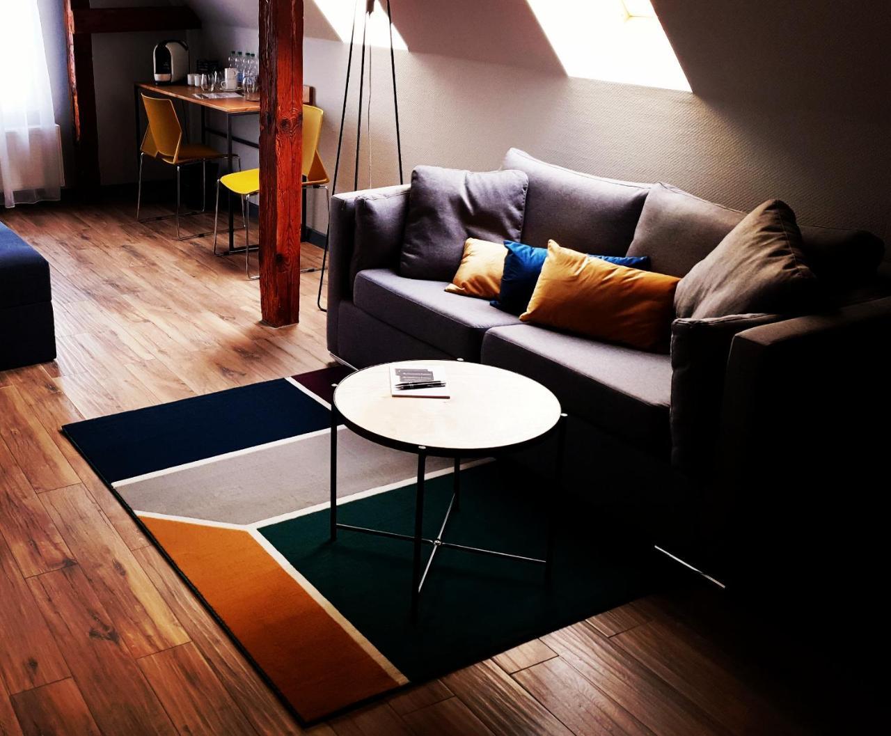 Apartsuites I Sorau Żary Buitenkant foto A living room with a sofa